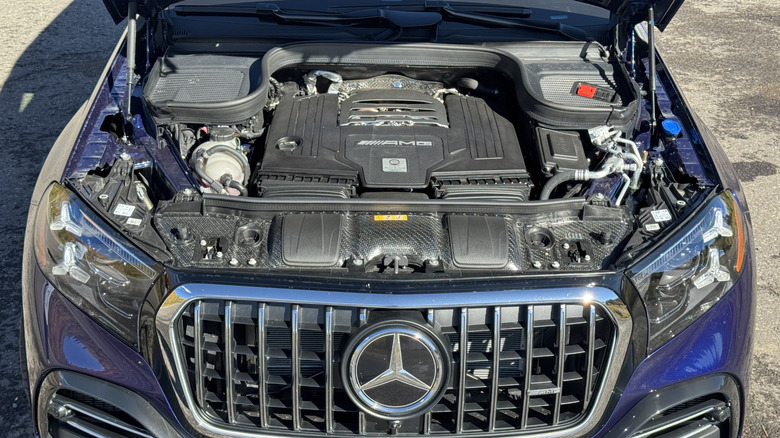 Ein Blick unter die Motorhaube des dunkelblauen GLS-Pressewagens, den ich gefahren bin, mit seinem AMG V8, während er auf Asphalt geparkt war