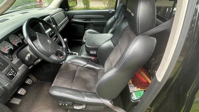 2004 Ram SRT-10 Standard Cab Innenbild durch die Fahrertür