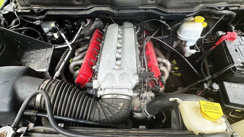 2004 Ram SRT-10 Standard Cab Motorraumbild