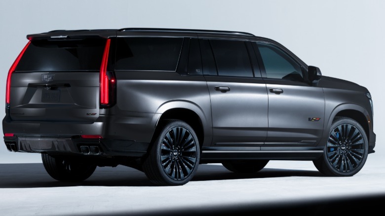 Hintere Dreiviertelaufnahme eines schwarzen Escalade Collectors Series, der in einem weißen Fotostudio geparkt ist