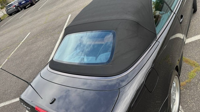 Detailbild der Heckscheibe des Mercedes-Benz CLK 430 Cabrio aus dem Jahr 2001