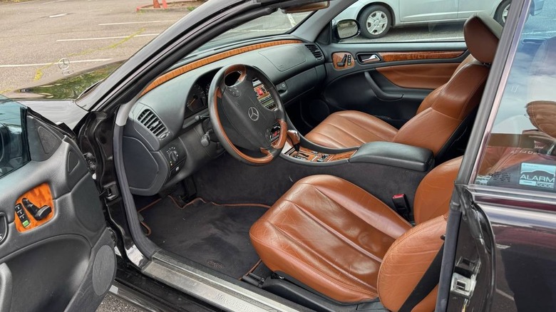 Innenraumbild des Mercedes-Benz CLK 430 Cabriolet aus dem Jahr 2001