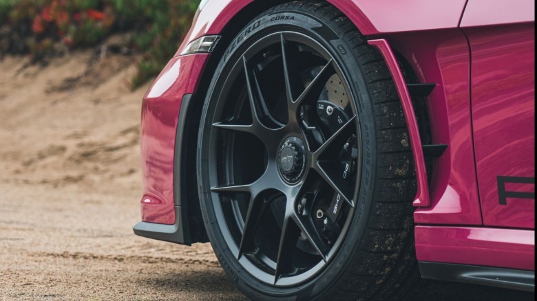 Nahaufnahme des Vorderrads eines Ruby Star Neo 911 S/T, der auf der Erde geparkt ist