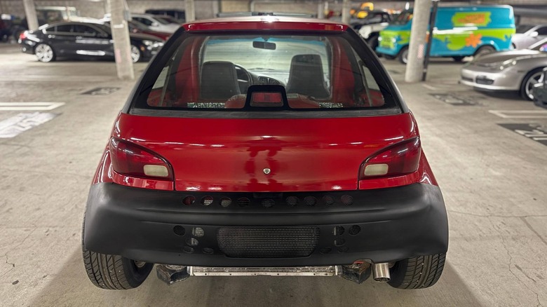 Rückansicht eines roten Geo Metro mit Mittelmotor-V8-Wechselmotor und perforierter Heckstoßstange zur Kühlung
