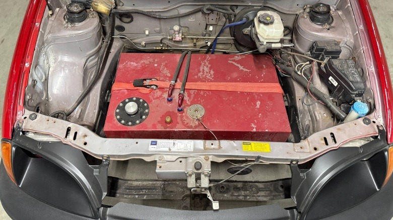 Unteransicht eines Geo Metro mit Mittelmotor und V8-Austausch, mit Brennstoffzelle