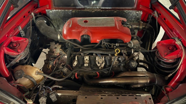 Motorraum eines Geo Metro mit Mittelmotor-V8-LS-Wechsel