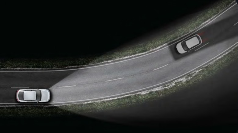Eine Overhead-Simulation, wie die digitalen Matrix-Scheinwerfer ihren Strahl ausblenden, um zu verhindern, dass andere Fahrer geblendet werden