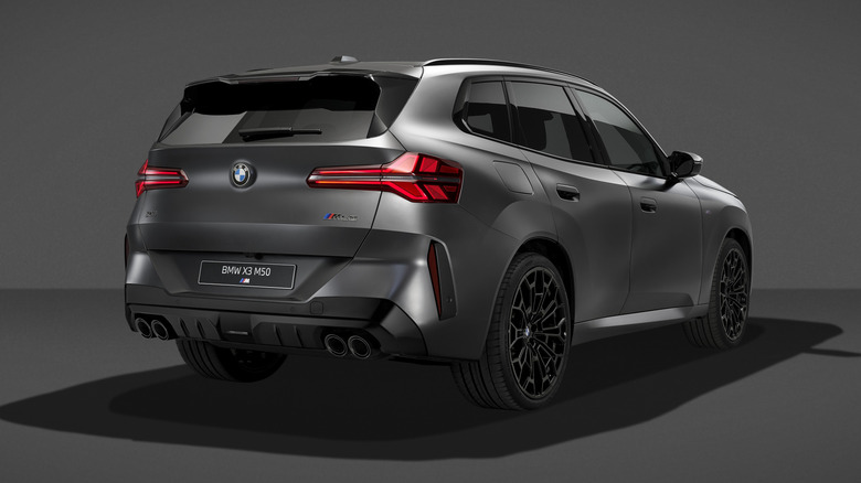 Eine Rückansicht des BMW X3 M50 xDrive 2027 mit dem Black Package.