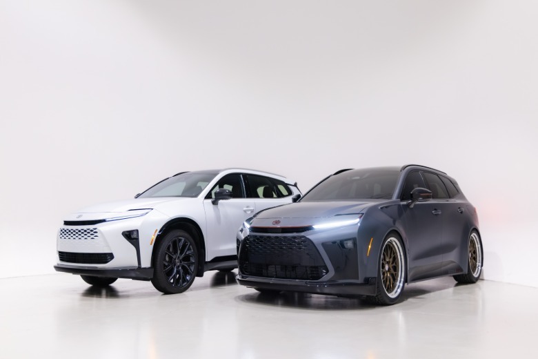 Das Toyota Crown Signia GT-S Performance Concept und ein serienmäßiger Crown Signia.