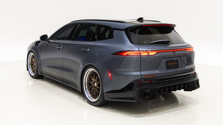 Eine Dreiviertelansicht des Toyota Crown Signia GT-S Performance Concept von hinten.