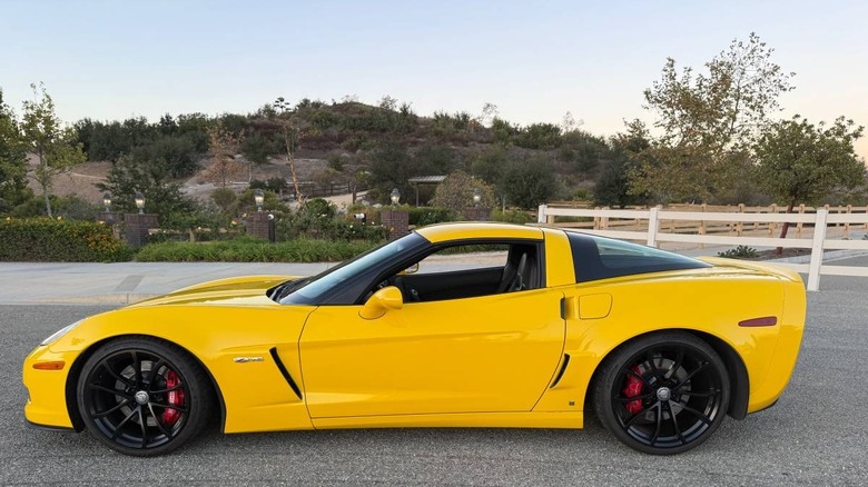 Vollständiges Bild der Fahrerseite der Chevrolet Corvette Z06 aus dem Jahr 2007