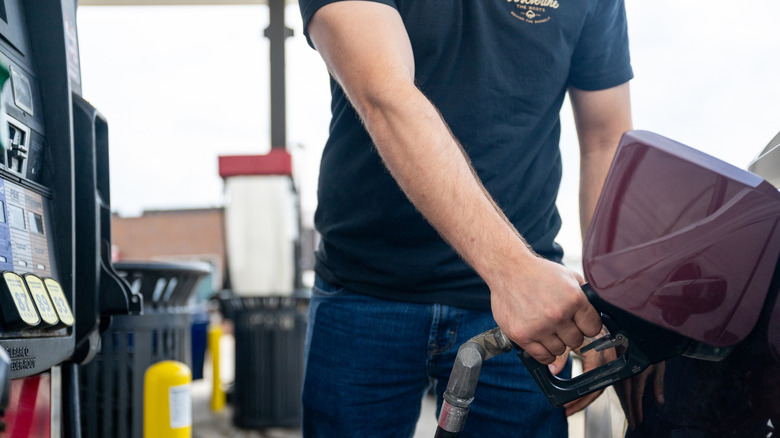 Eine Person pumpt am 24. September 2026 in Austin, Texas, Benzin an einer Mobil-Tankstelle.