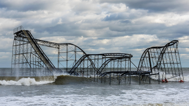 Die Achterbahn Jet Star ist nach dem Hurrikan Sandy im Atlantik vor Seaside Heights, New Jersey, USA, zu sehen