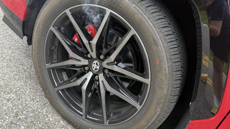 Rauchige Bremsen an einem Toyota RAV4 GR Sport