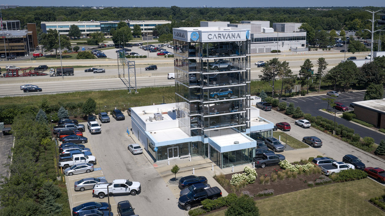 Eine Luftaufnahme zeigt einen Carvana-Verkaufsturm am 30. Juli 2026 in Oak Brook, Illinois.
