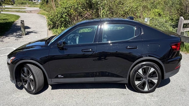 Bild auf der Fahrerseite des Polestar 2 Long Range 2024